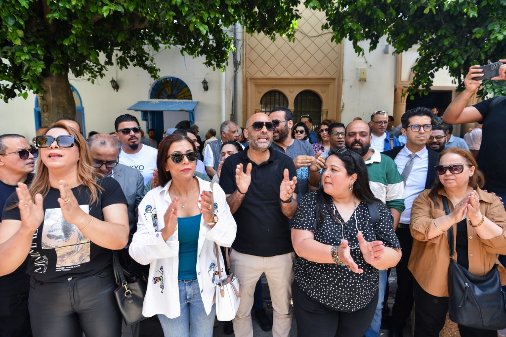 وردد صحافيون تونسيون شعارات الرئيس كاريس سعيد أمام المحكمة التي يحاكم فيها برهين بسيس ومراد الزغيدي. (ا ف ب)    