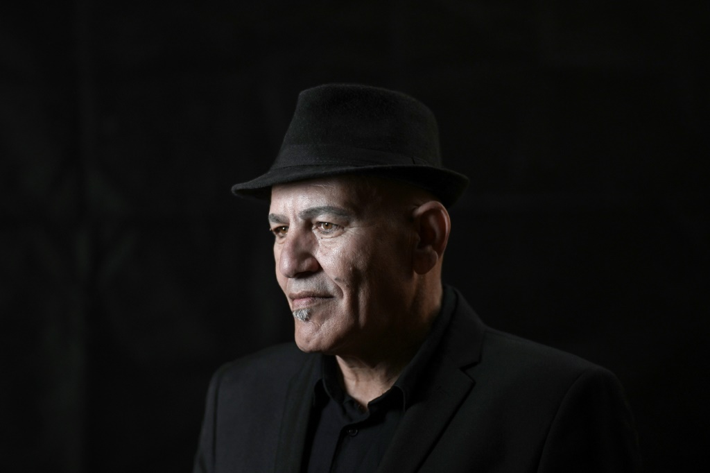 المخرج السينمائي الفلسطيني المخضرم رشيد مشهراوي في صورة التقطت له في 24 نيسان/أبريل 2024 في مدينة أسوان المصرية (ا ف ب)