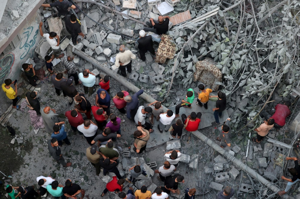 فلسطينيون يبحثون عن ناجين في موقع غارة إسرائيلية في مدينة غزة في 24 أيار/مايو 2024 (ا ف ب)