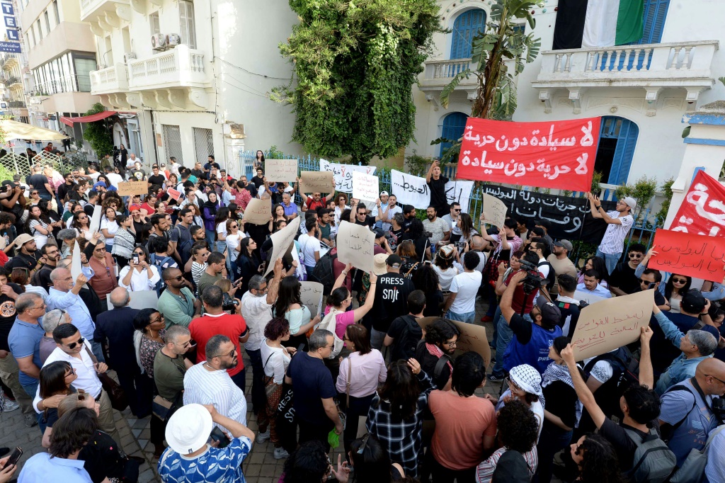 تونسيون يرفعون لافتات خلال تظاهرة ضد الديكتاتورية في تونس العاصمة في 24 ايار/مايو 2024 (ا ف ب)