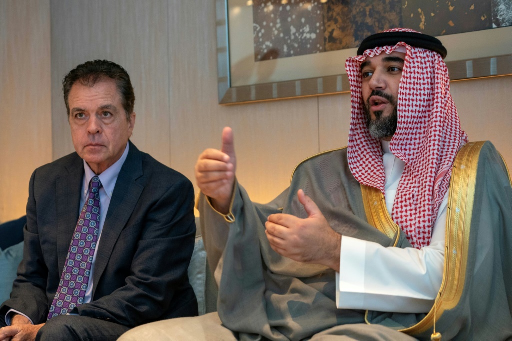 الأمير السعودي فيصل بن بندر بن سلطان آل سعود وإلى جانبه رئيس مجموعة "سافي غيمز" براين وارد خلال مقابلة مع وكالة فرانس برس في طوكيو في 24 أيار/مايو 2024 (ا ف ب)