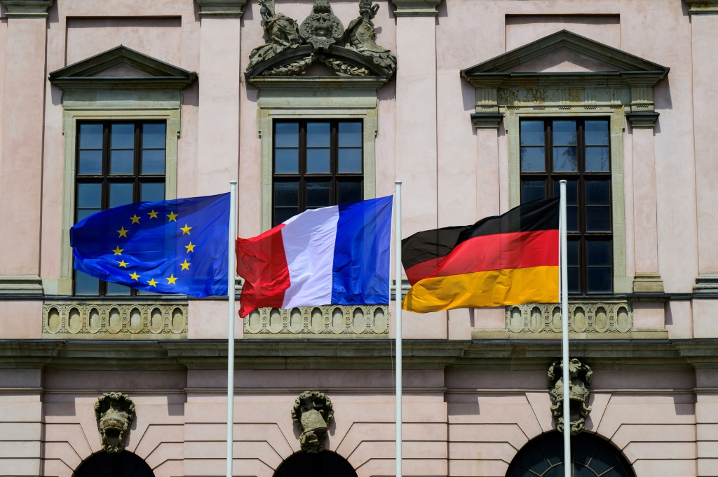 أعلام الاتحاد الأوروبي وفرنسا وألمانيا عند متحف التاريخ الألماني في برلين بتاريخ 24 أيار/مايو 2024 (ا ف ب)