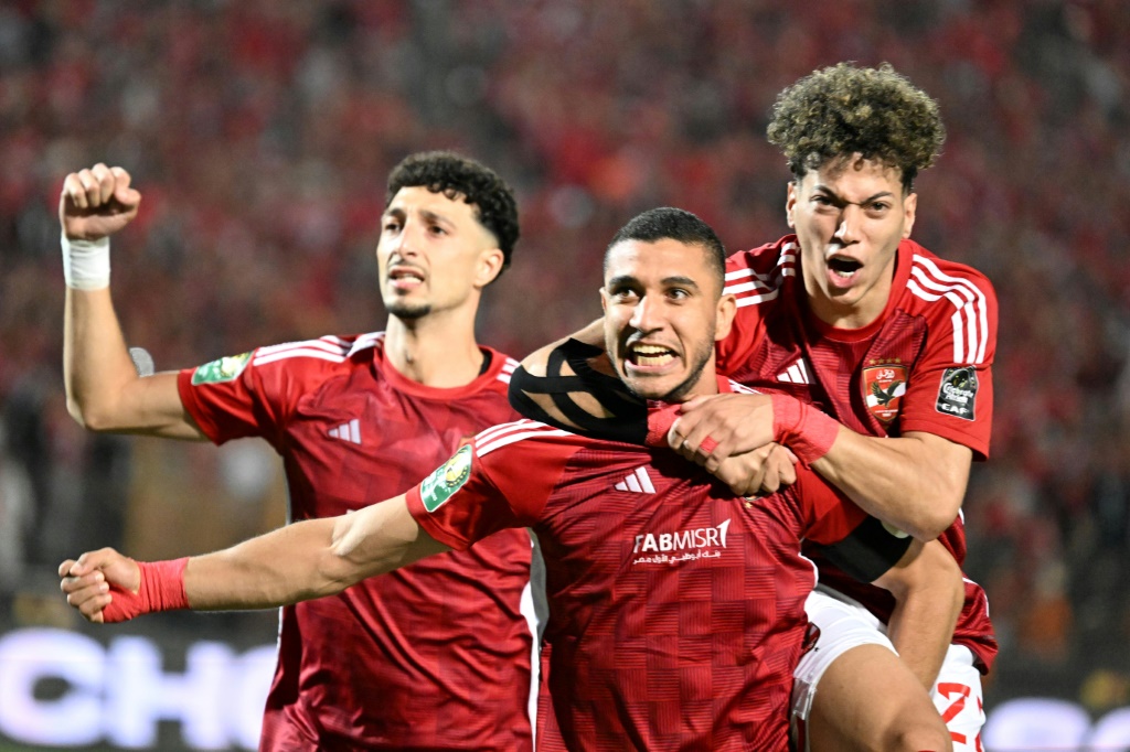 لاعبو الاهلي المصري يحتفلون بهدف الفوز في مرمى الترجي التونسي (1-0) في اياب الدور النهائي لمسابقة دوري ابطال إفريقيا في القاهرة في 25 أيار/مايو 2024 (ا ف ب)