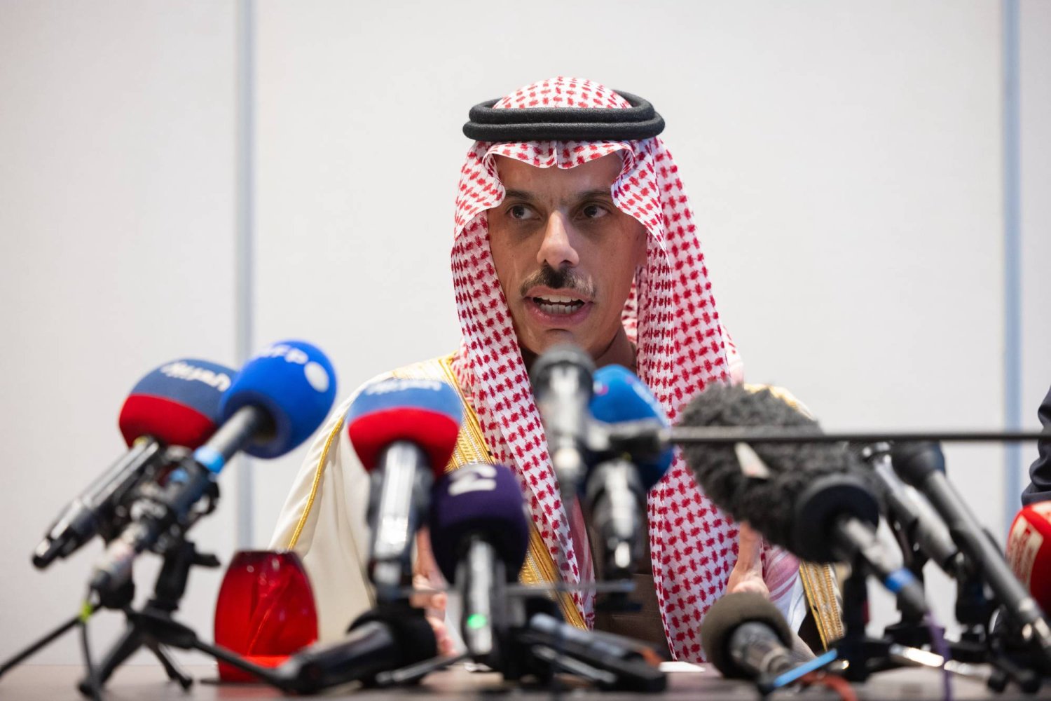 الأمير فيصل بن فرحان وزير الخارجية السعودي خلال مؤتمر صحافي مشترك مع نظيره النرويجي إسبن بارث إيدي (واس)
