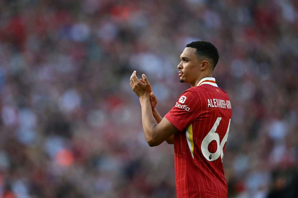 مدافع ليفربول الإنكليزي ترينت ألكسندر-أرنولد يصفق للجماهير بعد مباراة فريقه أمام ولفرهامبتون على ملعب أنفيلد في ليفربول، شمال غرب إنكلترا في 19 أيار/مايو 2024 (ا ف ب)