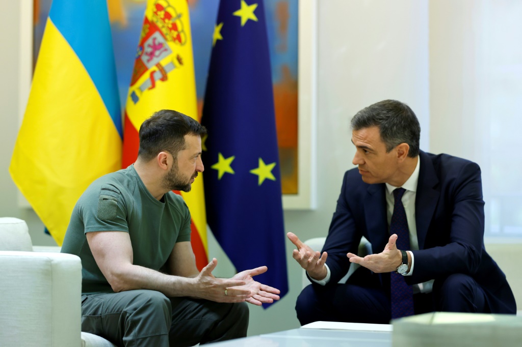 الرئيس الاوكراني فولوديمير زيلينسكي (يسار) مع رئيس الوزراء الاسباني بيدرو سانشيز خلال لقائهما في مدريد في 27 ايار/مايو 2024. (ا ف ب)