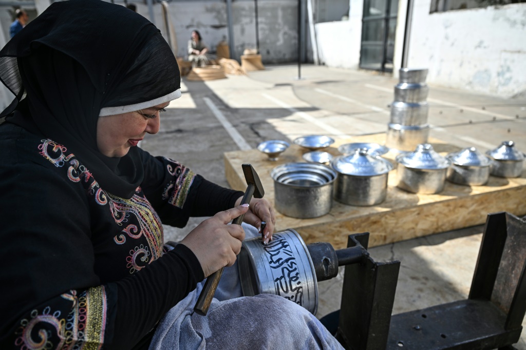 وكان من المقرر أن يعود معرض "وي ديزاين بيروت" في أكتوبر من العام الماضي، ولكن تم تأجيله مرة أخرى بسبب الحرب في غزة (أ ف ب)   