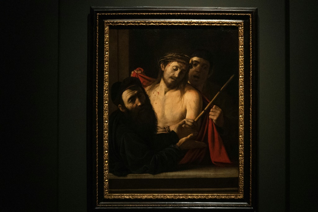 "Ecce Homo" للفنان الإيطالي كارافاجيو هي لوحة قماشية داكنة وجوية تصور يسوع ملطخًا بالدماء في تاج من الأشواك قبل صلبه مباشرةً (ا ف ب)