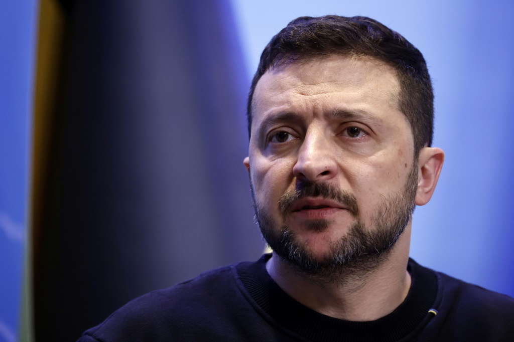 دفع الرئيس الأوكراني فولوديمير زيلينسكي نظيره الأمريكي جو بايدن لحضور قمة السلام المرتقبة، وذلك خلال مؤتمر صحفي في بروكسل. (أ ف ب)   