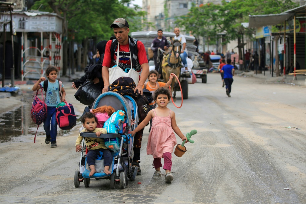 فلسطينيون ينزحون في 28 أيار/مايو 2024 من منطقة تل السلطان في رفح بعد تعرضها لقصف إسرائيلي قبل يومين (أ ف ب)   