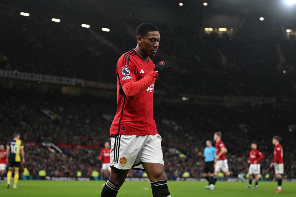 مهاجم مانشستر يونايتد الفرنسي أنتوني مارسيال لحظة استبداله في المباراة ضد بورنموث (0-3) في اولد ترافورد في الدوري الانكليزي في التاسع من كانون الاول/ديسمبر 2023 (ا ف ب)