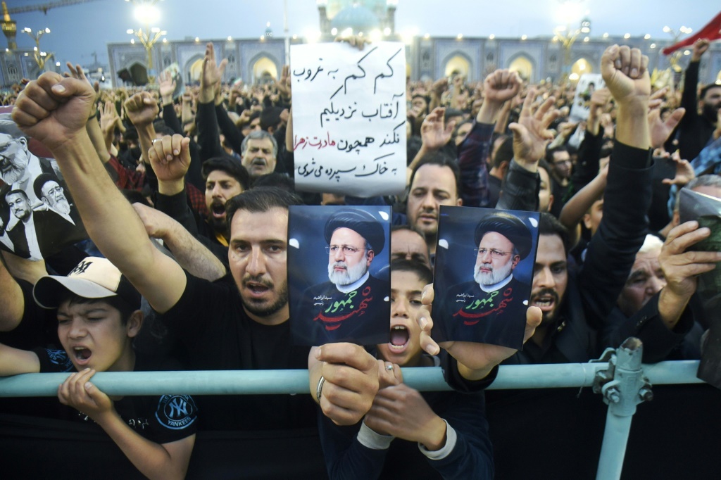 ايرانيون خلال مراسم تشييع الرئيس الايراني ابراهيم رئيسي في مدينة مشهد في 23 ايار/مايو 2024 في صورة لوكالة فارس للانباء. (أ ف ب)   