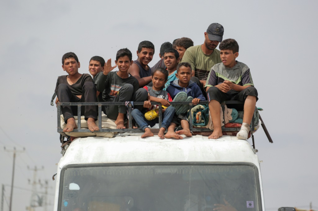 فلسطينيون فروا من رفح مع أمتعتهم بعد تجدد الغارات الإسرائيلية على المدينة بجنوب قطاع غزة مع وصولهم إلى خان يونس في 28 أيار/مايو 2024 (ا ف ب)