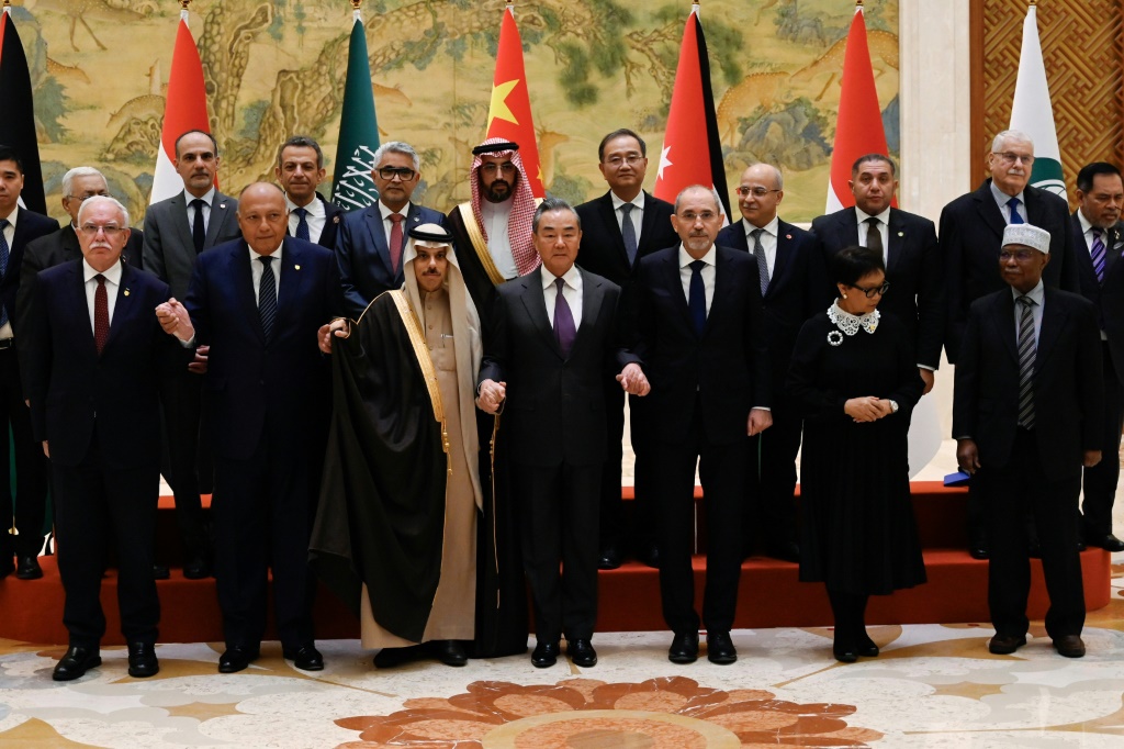 صورة من الارشيف لوزير الخارجية الصيني وانغ يي إلى جانب عدد من نظرائه العرب في بكين بتاريخ 20 تشرين الثاني/نوفمبر 2023 (أ ف ب)   
