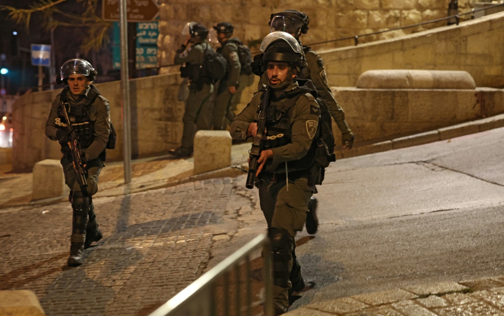 حرس حدود إسرائيليون يقمون بأعمال دورية في الحرم القدسي في الخامس من نيسان/أبريل 2023 (ا ف ب)