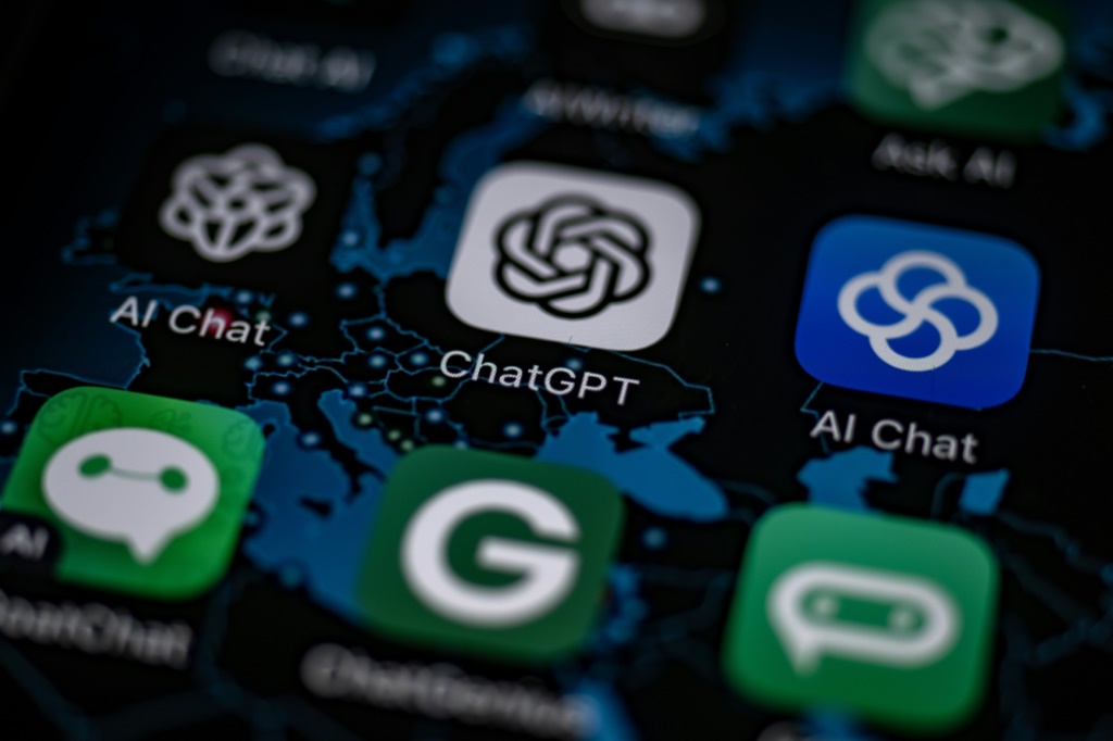تطبيقات على جهاز محمول بينها تشات جي بي تي وبرامج أخرى عاملة بالذكاء الاصطناعي (ا ف ب)