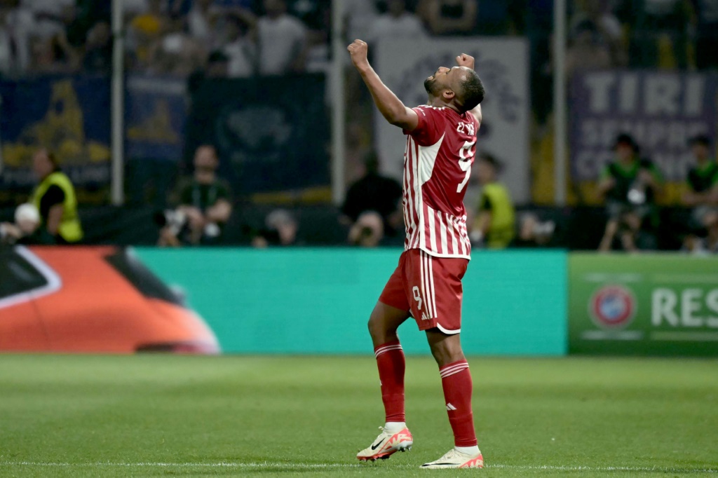 المغربي أيوب الكعبي مهاجم أولمبياكوس اليوناني يحتفل بهدفه في مرمى فيورنتينا الإيطالي (1-0) في نهائي مسابقة كونفرنس ليغ لكرة القدم. أثينا، في 29 أيار/مايو 2024 (ا ف ب)