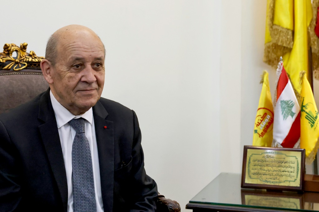 الموفد الفرنسي جان إيف لودريان خلال اجتماعه بالنائب محمد رعد، رئيس الكتلة البرلمانية لحزب الله، في بيروت في 29 أيار/مايو 2024 (أ ف ب)   
