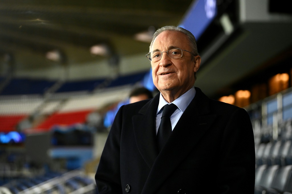 رئيس ريال مدريد فلورنتينو بيريس خلال لقطة له في ملعب بارك دي برانس على هامش مباراة فريقه ضد باريس سان جرمان في دوري ابطال اوروبا. 14 شباط/فبراير 2022 (ا ف ب)