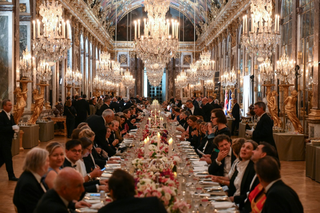 من مأدبة في قصر فرساي(غرب باريس) في 20 أيلول/سبتمبر 2023 خلال اليوم الأول من الزيارة الملكية البريطانية لفرنسا (أ ف ب)