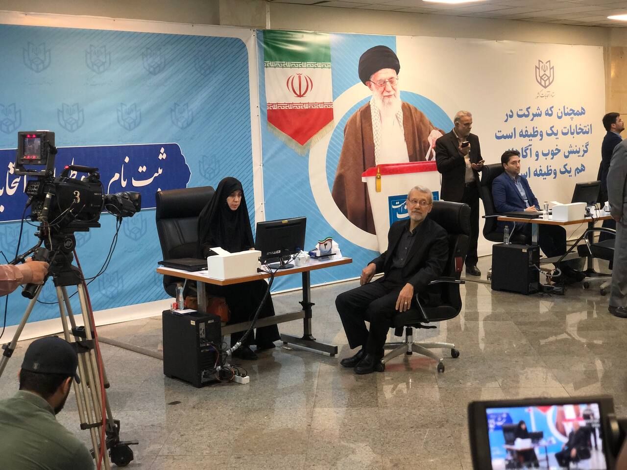 علي لاريجاني عضور مجمع تشخيص مصلحة النظام، رئيس مجلس الشورى الاسلامي الايراني سابقا في مقر لجنة الانتخابات (وكالة إرنا)