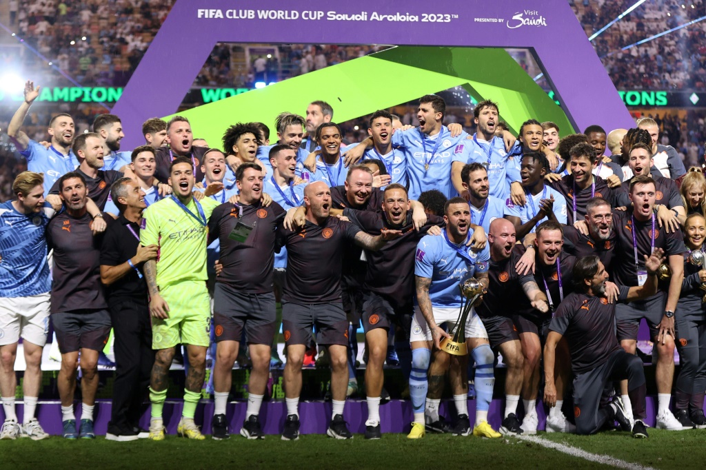 مانشستر سيتي الانكليزي عقب تتويجه بمونديال الاندية في جدة في 22 كانون الاول/ديسمبر 2023 (ا ف ب)