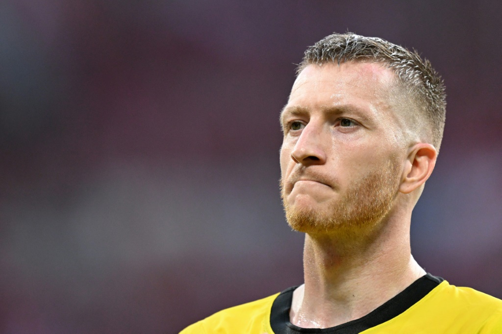  مهاجم بوروسيا دورتموند ماركو رويس بعد مباراة فريقه أمام ماينتس في الدوري اللماين لكرة القدم في 11 أيار/مايو 2024 (ا ف ب)