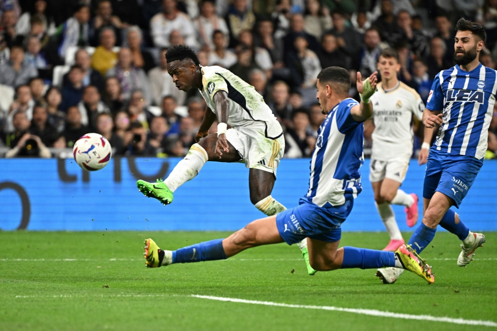  البرازيلي فينيسيوس جونيور مهاجم ريال مدريد الإسباني يُسدد ويُسجّل في مرمى ألافيس على ملعب سانتياغو برنابيو في الدوري الإسباني لكرة القدم. مدريد، 14 أيار/مايو 2024 (ا ف ب)