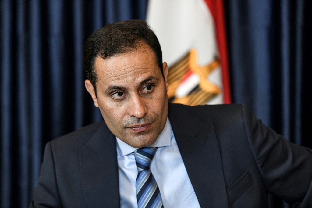 المعارض المصري احمد الطنطاوي خلال مقابلة في مكتبه في القاهرة في 12 تشرين الاول/اكتوبر 2023 (ا ف ب)
