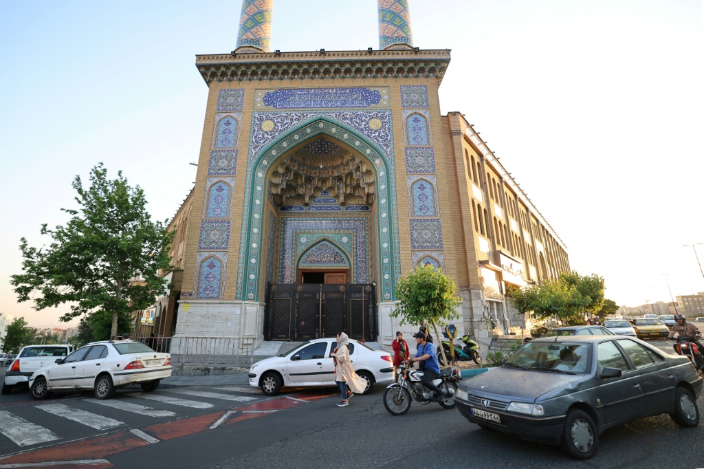 حركة المرور خارج مسجد أبو الفضل في طهران في 19 ايار/مايو 2024 (أ ف ب)   