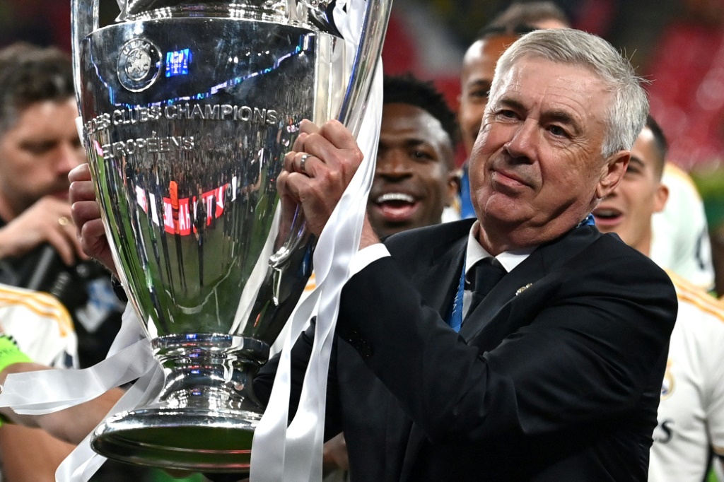 الإيطالي كارلو أنشيلوتي مدرب ريال مدريد الإسباني يرفع كأس دوري أبطال أوروبا بعد الفوز على بوروسيا دورتموند 2-0 على ملعب ويمبلي في لندن، في الأول من حزيران/يونيو 2024 (ا ف ب)
