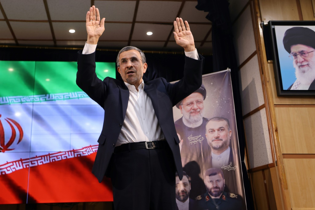 الرئيس الإيراني السابق محمود أحمدي نجاد بعد تقديم ترشيحه للانتخابات الرئاسية الإيرانية المقبلة في طهران في 2 حزيران/يونيو 2024 (ا ف ب)