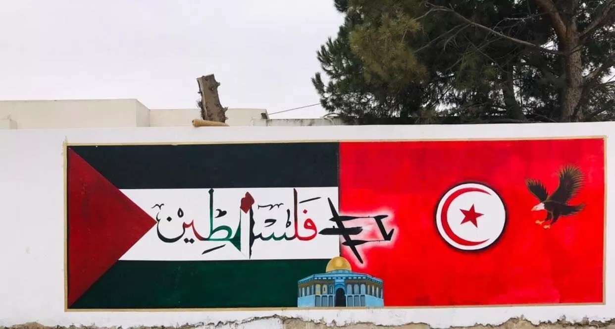 شباب يرسمون جداريات في شوارع تونس توثق معاناة الفلسطينيين وتدعم قضيتهم (سبوتنيك)