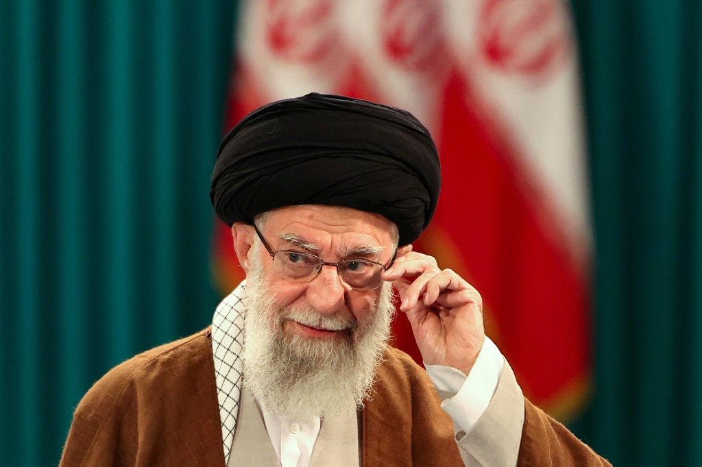 المرشد الأعلى للجمهورية الإسلامية آية الله علي خامنئي خلال إدلائه بصوته في الانتخابات التشريعية في إيران في 10 أيار/مايو 2024 (ا ف ب)