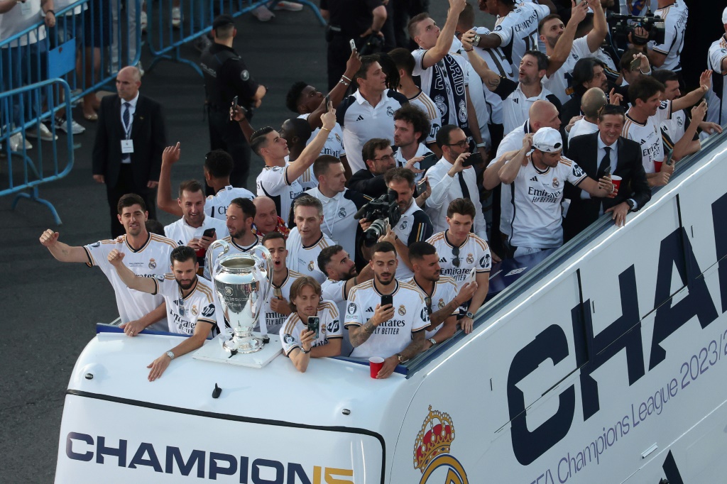 لاعبو ريال مدريد يقومون بجولة في شوارع العاصمة الاسبانية احتفالا بتتويجهم بلقب دوري ابطال اوروبا للمرة الخامسة عشرة في تاريخهم في الثاني من حزيران/يونيو 2024 (ا ف ب)