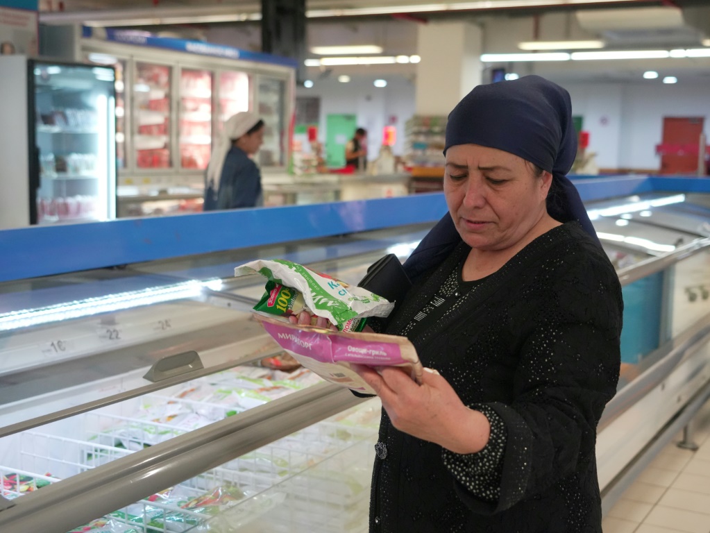مافتشودا أوبيدوفا في سوبر ماركت في دوشانبي، حيث كانت تقوم بتخزين الماء والدقيق والحبوب "كما نصح الرئيس" (أ ف ب)   