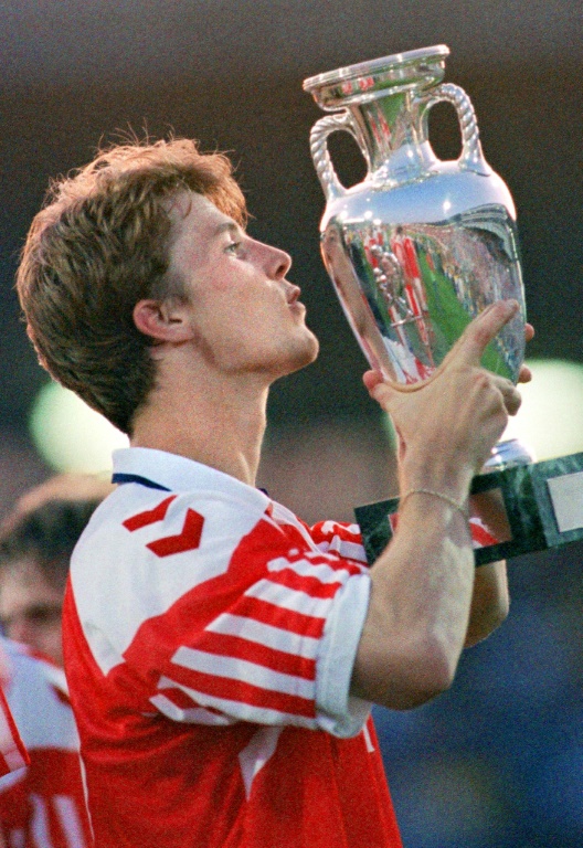 الدنماركي براين لاودروب يقبل كأس أوروبا 1992 في غوتبورغ السويدية بعد الفوز على ألمانيا 2-0 (ا ف ب)