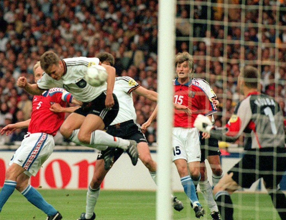 سجّل الألماني أوليفر بيرهوف هدفي الفوز على تشيكيا في نهائي كأس أوروبا 1996 (ا ف ب)
