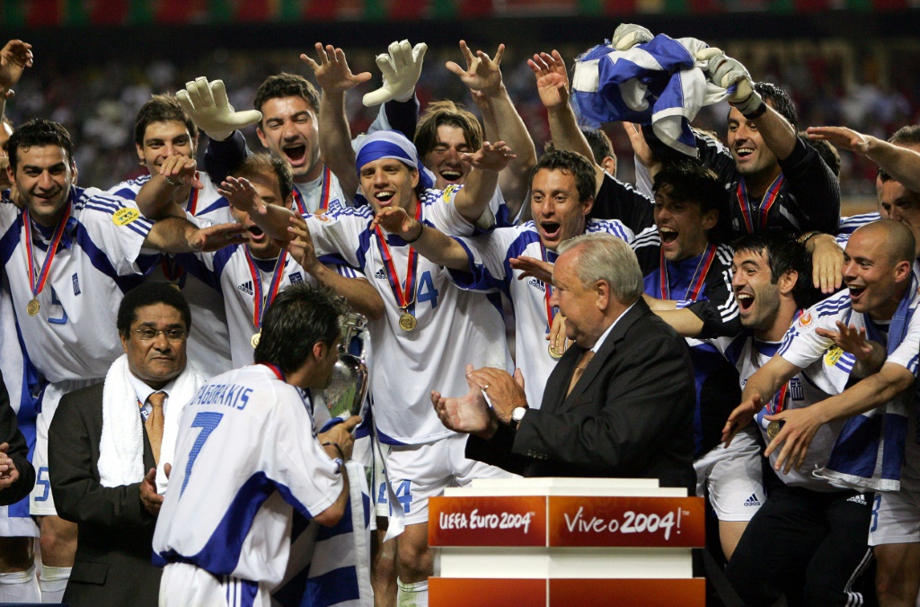 حققت اليونان فوزاً صادماً في نهائيات كأس أوروبا 2004 (ا ف ب)