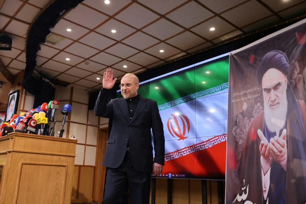محمد باقر قليباف بعد تقديم طلب ترشحه للانتخابات الرئاسية في طهران بتاريخ 3 حزيران/يونيو 2024 (أ ف ب)   