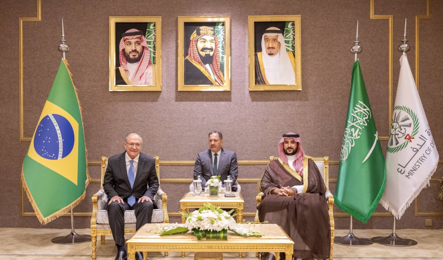 الأمير خالد بن سلمان لدى استقباله جيرالدو الكمين في الرياض (وزارة الدفاع السعودية)