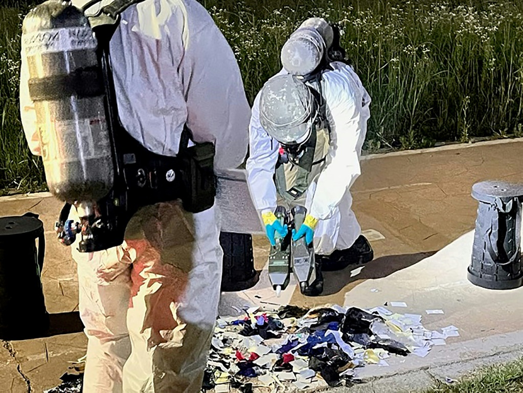 صورة نشرتها وزارة الدفاع الكورية الجنوبية ليل الأول إلى الثاني من حزيران/يونيو 2024، تظهر عسكريين كوريين جنوبيين في أحد شوارع سيول يقومون بفحص أشياء مجهولة يُعتقد أنها نفايات كورية شمالية قدمت عبر بالونات عبرت الحدود بين الكوريتين (ا ف ب)
