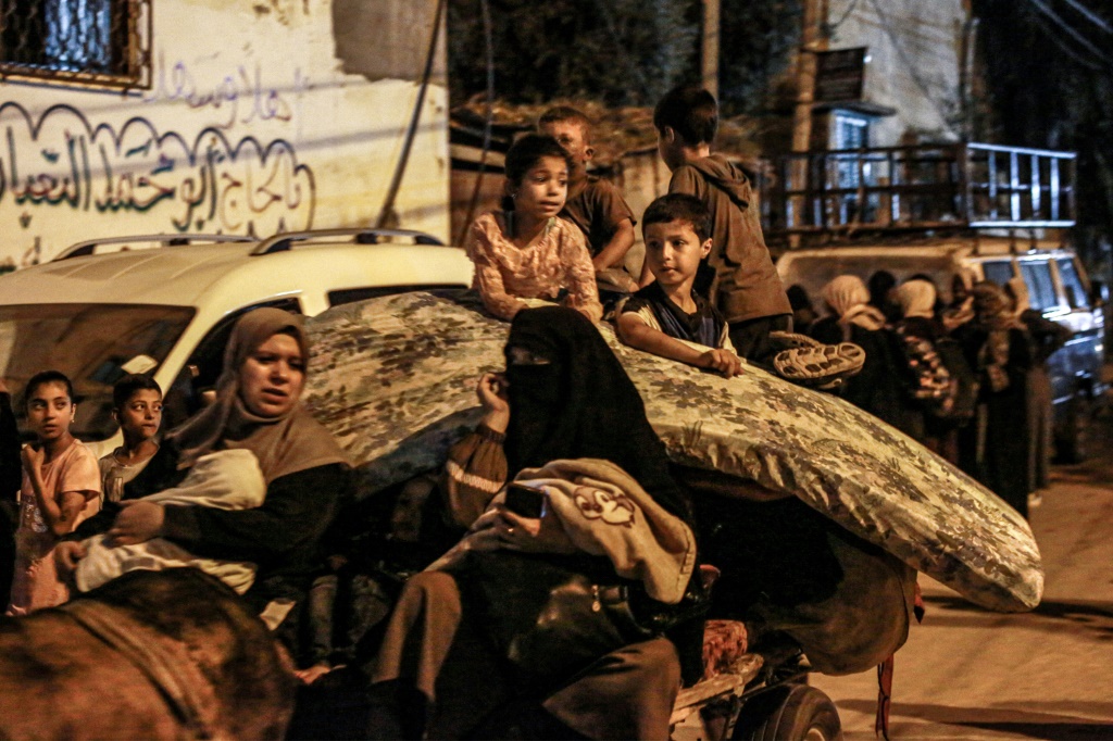نازحون فلسطينيون يفرون من مخيم البريج بوسط قطاع غزة هربا من القصف الإسرائيلي على المدينة في 4 حزيران/يونيو 2024 (ا ف ب)