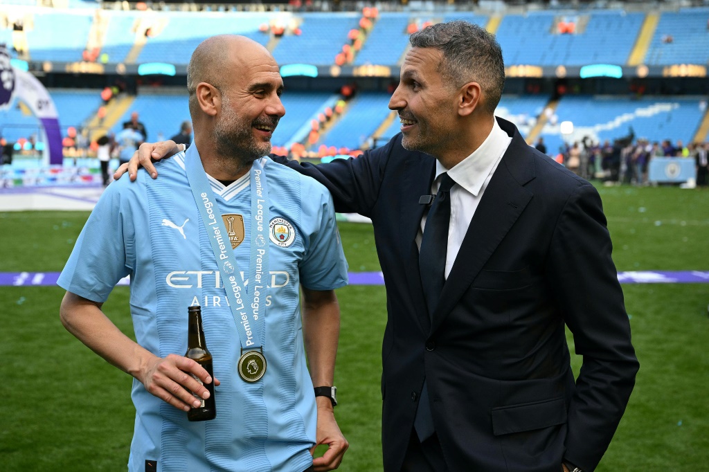الإمارات خلدون المبارك (يمين) رئيس مانشستر سيتي يحتفل مع الإسباني بيب غوارديولا بلقب الدوري الإنكليزي لكرة القدم (ا ف ب)
