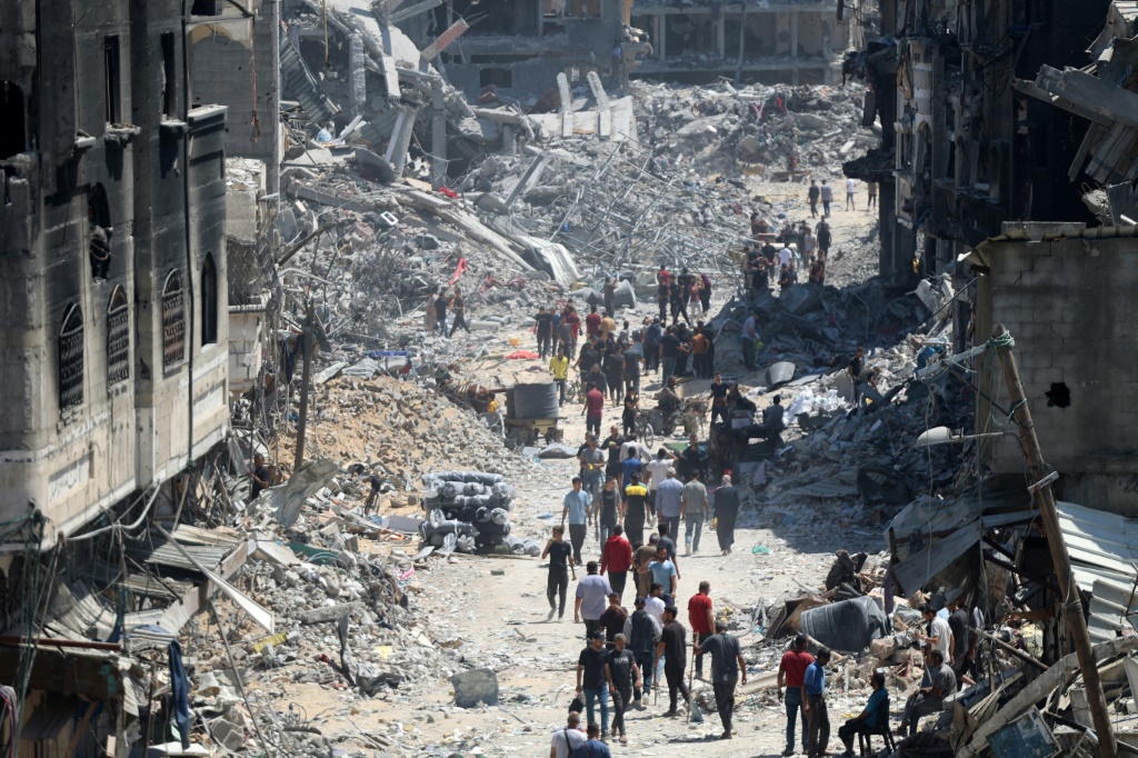 صورة مؤرخة في 31 أيار/مايو لفلسطينيين في مخيم جباليا في شمال قطاع غزة (ا ف ب)