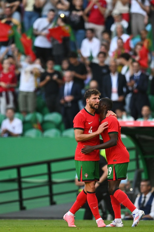 مدافع المنتخب البرتغالي روبن دياش يحتفل بافتتاحه التسجيل في مرمى فنلندا (4-2) في مباراة ودية في لشبونة في الرابع من حزيران/يونيو 2024 (ا ف ب)