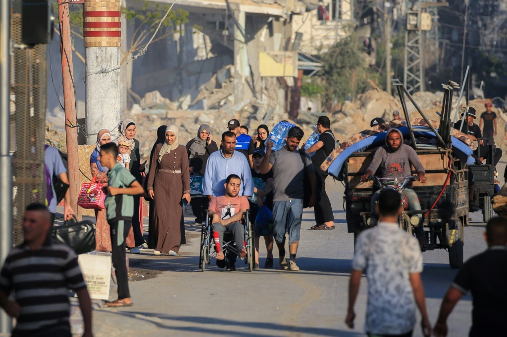 صورة مؤرخة في 5 حزيران/يونيو 2024 لفلسطينيين هاربين من القصف الاسرائيلي على قطاع غزة (ا ف ب)