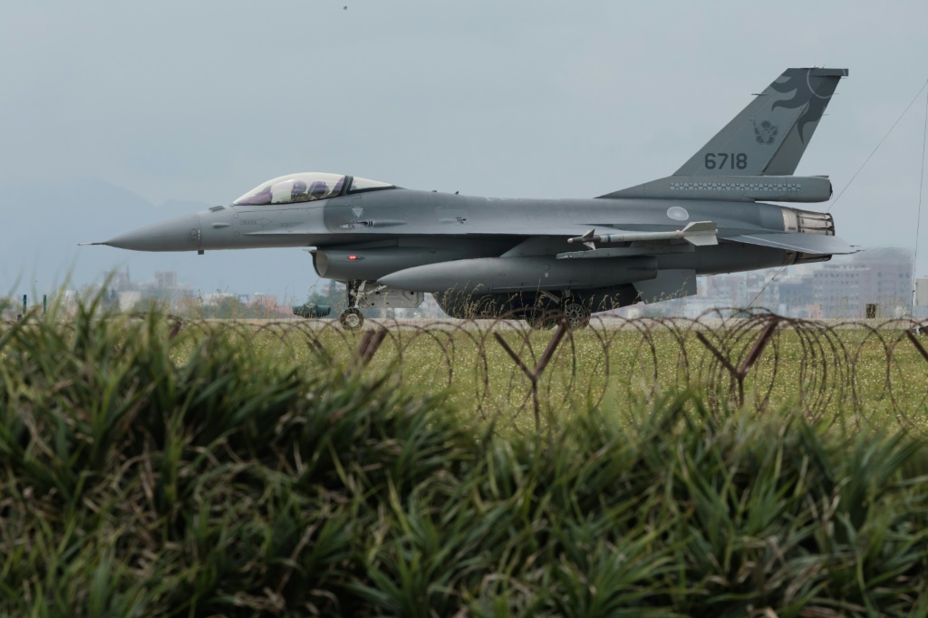 طائرة مقاتلة من طراز F-16 تابعة للقوات الجوية التايوانية بعد هبوطها في قاعدة جوية في تايوان في 24 مايو 2024 (ا ف ب)