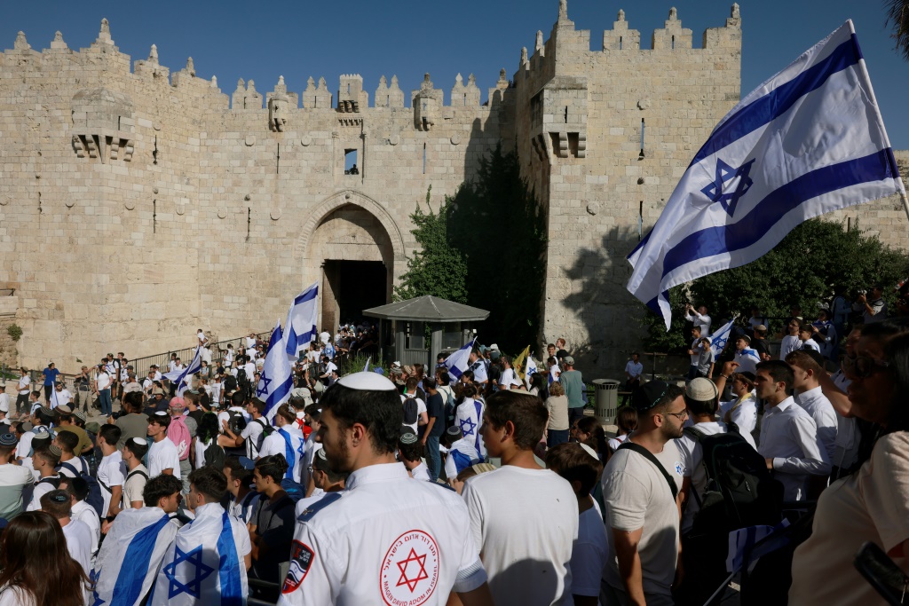مشاركون في "مسيرة الأعلام" الإسرائيلية في الخامس من حزيران/يونيو 2024 في القدس (ا ف ب)