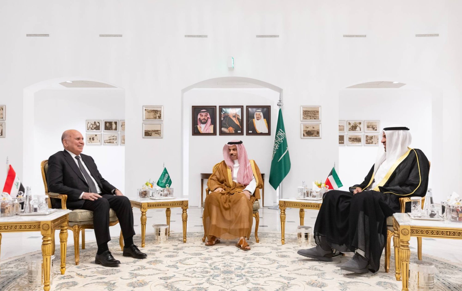 جانب من لقاء الأمير فيصل بن فرحان بالوزيرين فؤاد حسين وعبد الله اليحيا (الخارجية السعودية)